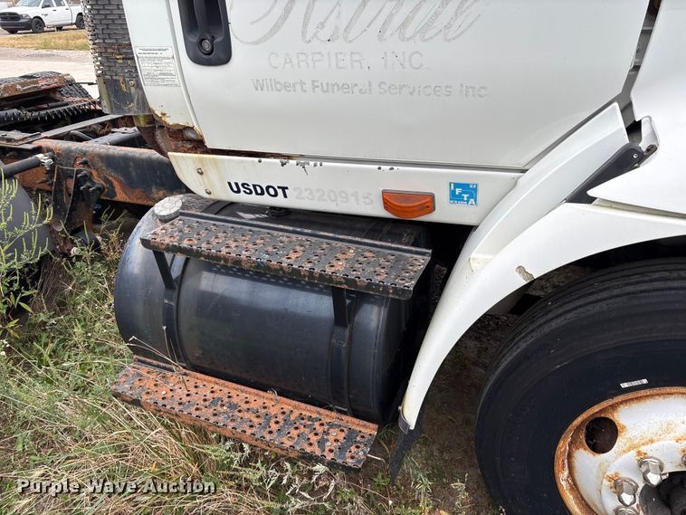 image for item DT2246 2005 International  8600 semi truck