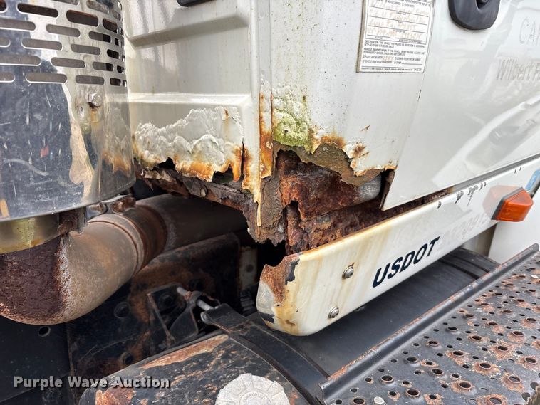 image for item DT2246 2005 International  8600 semi truck