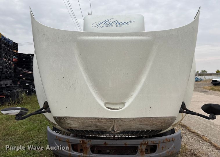 image for item DT2246 2005 International  8600 semi truck