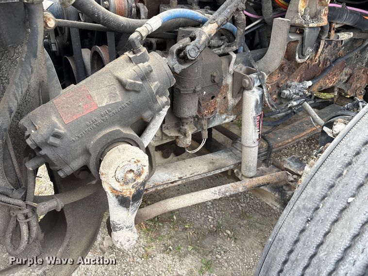 image for item DT2246 2005 International  8600 semi truck