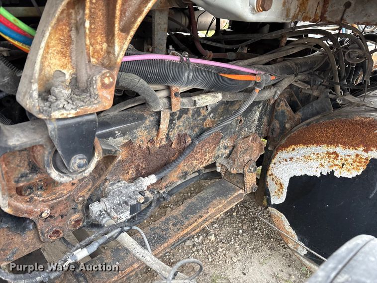 image for item DT2246 2005 International  8600 semi truck