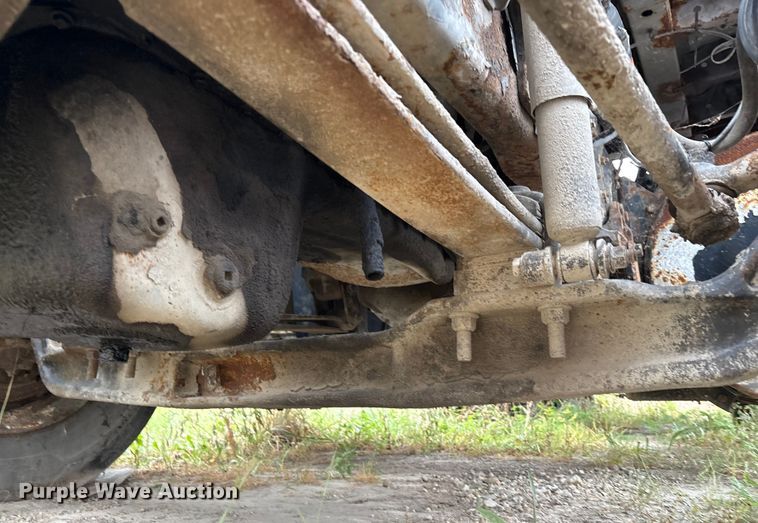 image for item DT2246 2005 International  8600 semi truck