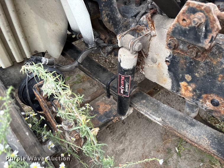 image for item DT2246 2005 International  8600 semi truck