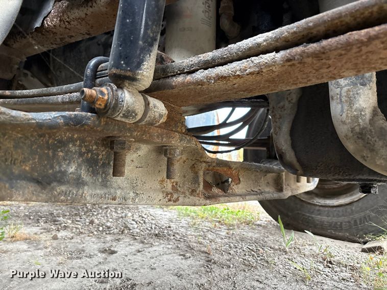 image for item DT2246 2005 International  8600 semi truck