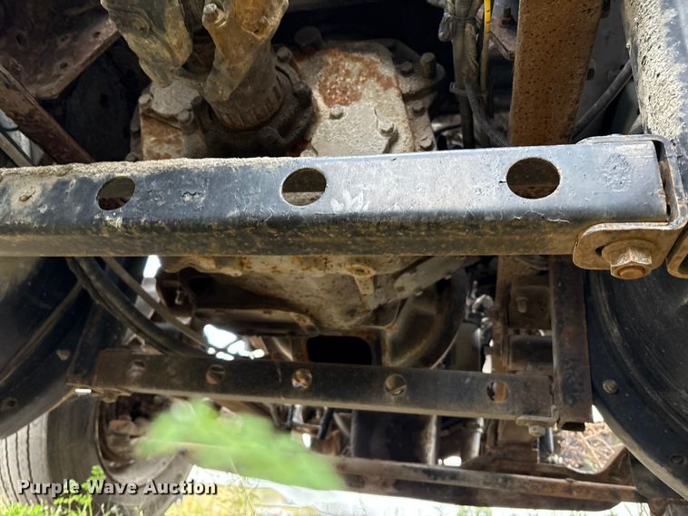 image for item DT2246 2005 International  8600 semi truck