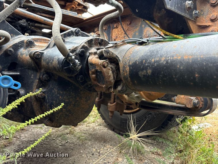 image for item DT2246 2005 International  8600 semi truck