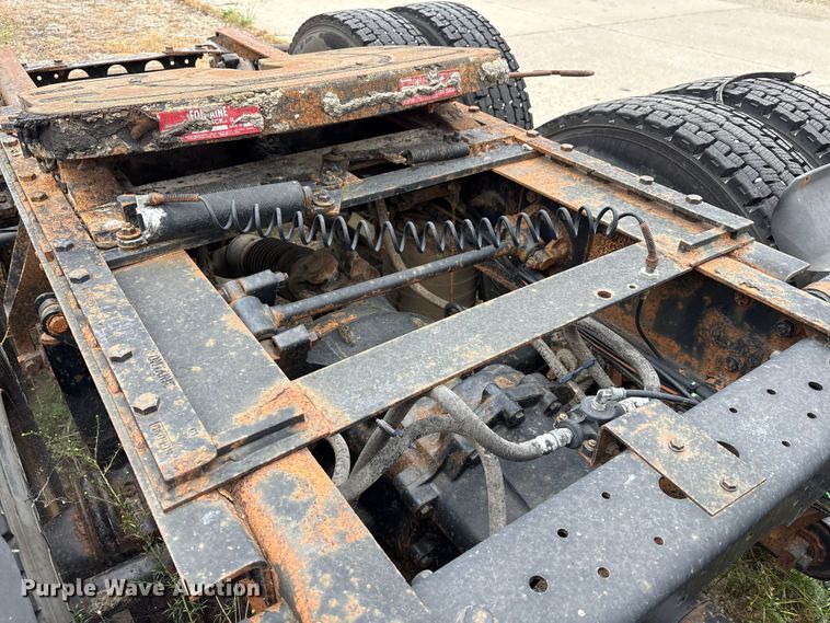 image for item DT2246 2005 International  8600 semi truck