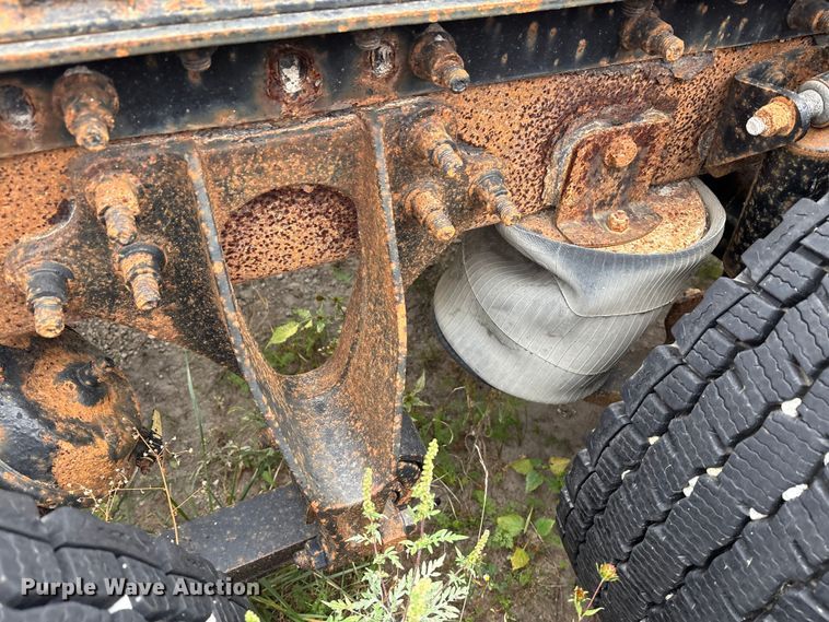 image for item DT2246 2005 International  8600 semi truck