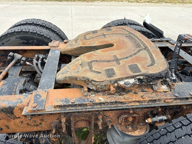 image for item DT2246 2005 International  8600 semi truck