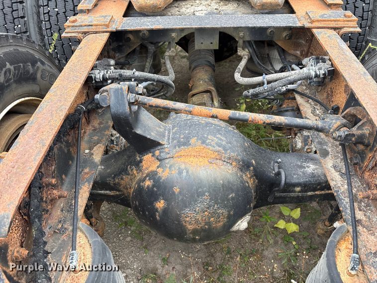 image for item DT2246 2005 International  8600 semi truck