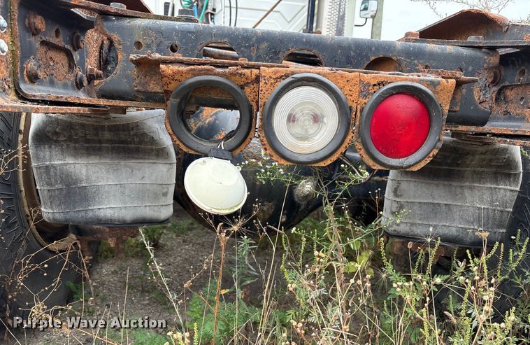 image for item DT2246 2005 International  8600 semi truck