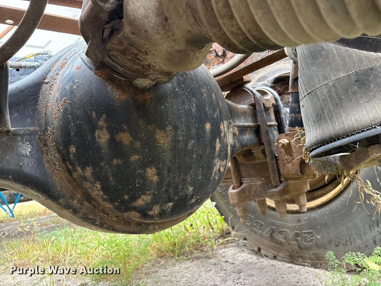 image for item DT2246 2005 International  8600 semi truck