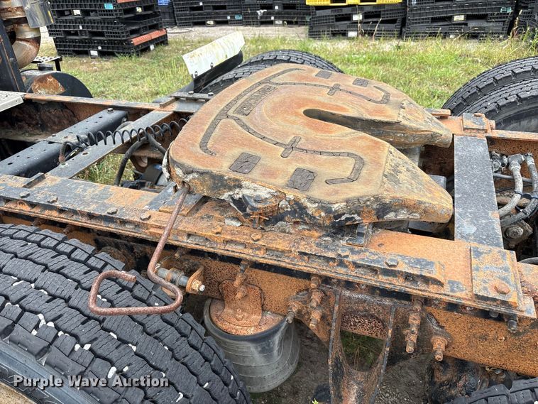 image for item DT2246 2005 International  8600 semi truck