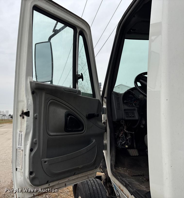 image for item DT2246 2005 International  8600 semi truck