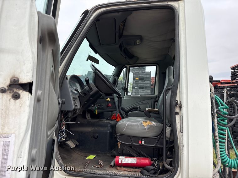 image for item DT2246 2005 International  8600 semi truck