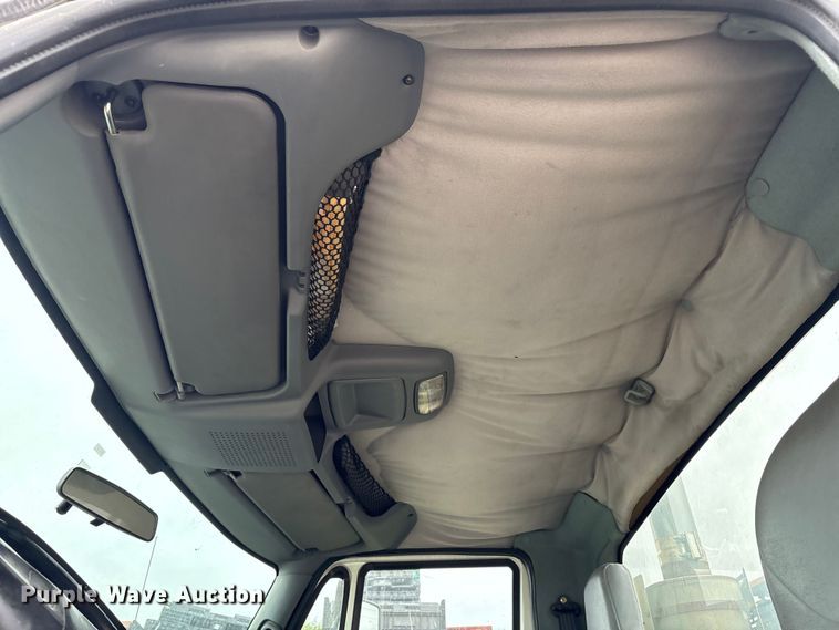 image for item DT2246 2005 International  8600 semi truck