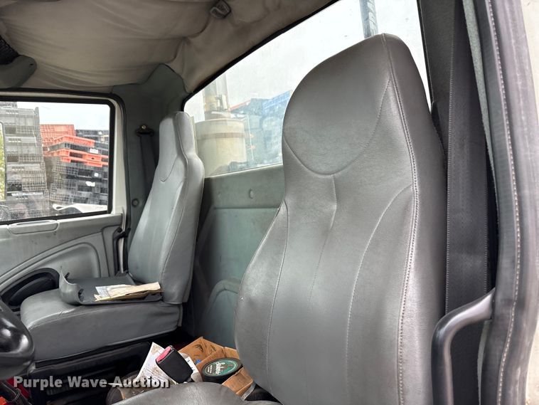 image for item DT2246 2005 International  8600 semi truck