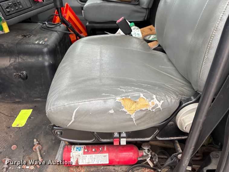 image for item DT2246 2005 International  8600 semi truck