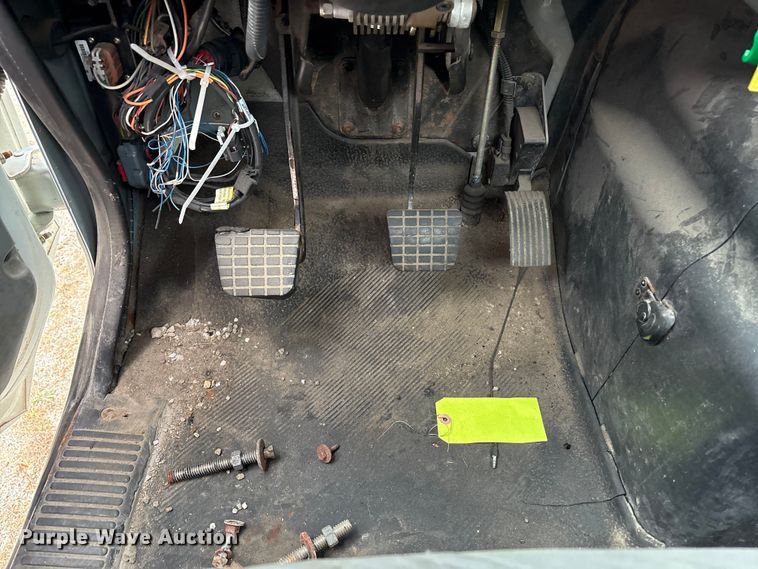 image for item DT2246 2005 International  8600 semi truck