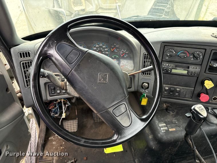 image for item DT2246 2005 International  8600 semi truck