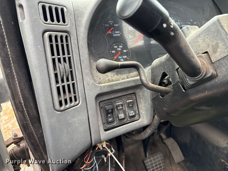 image for item DT2246 2005 International  8600 semi truck