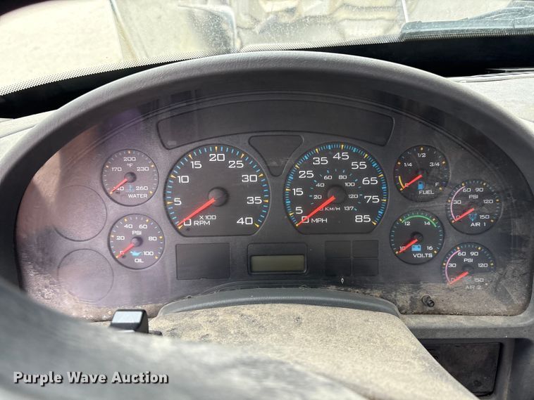 image for item DT2246 2005 International  8600 semi truck