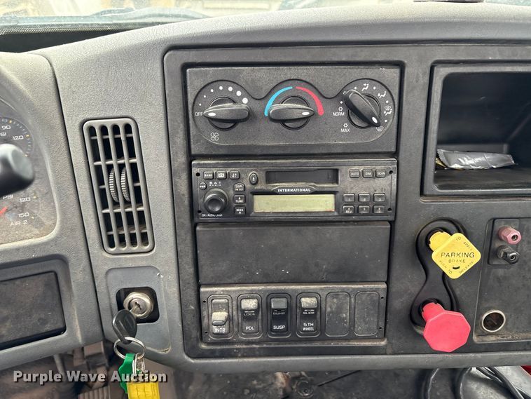 image for item DT2246 2005 International  8600 semi truck