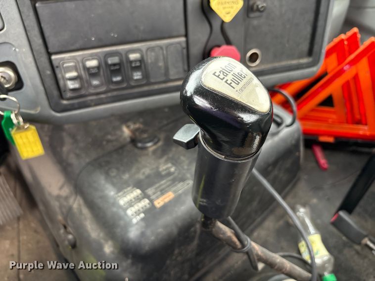 image for item DT2246 2005 International  8600 semi truck