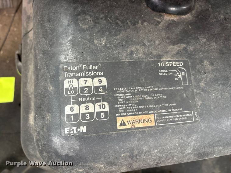 image for item DT2246 2005 International  8600 semi truck