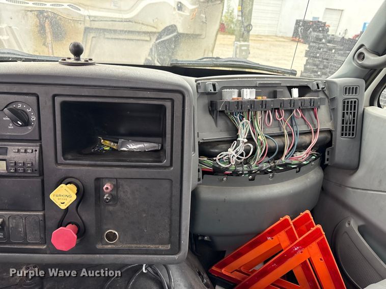 image for item DT2246 2005 International  8600 semi truck