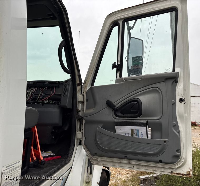 image for item DT2246 2005 International  8600 semi truck