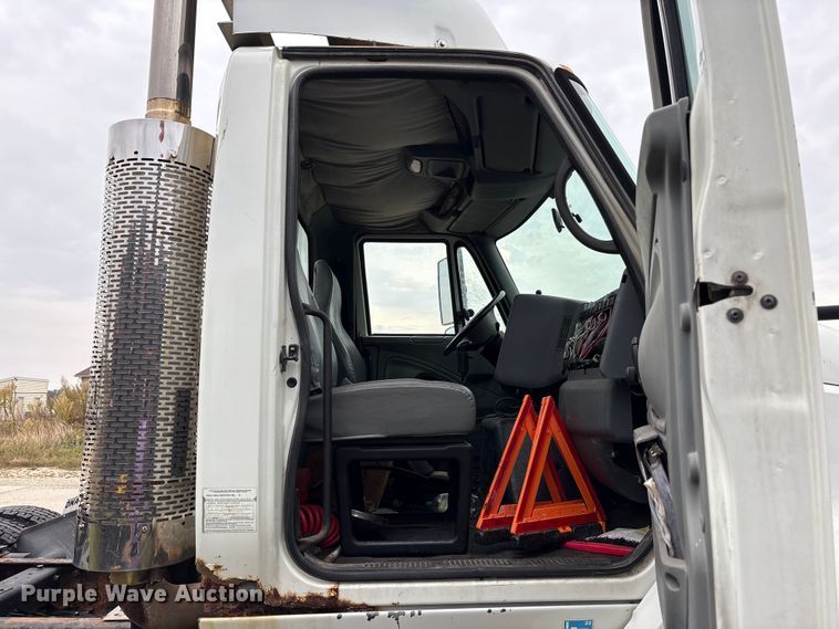 image for item DT2246 2005 International  8600 semi truck