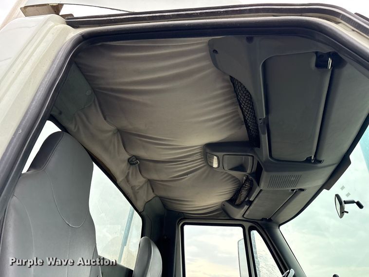 image for item DT2246 2005 International  8600 semi truck