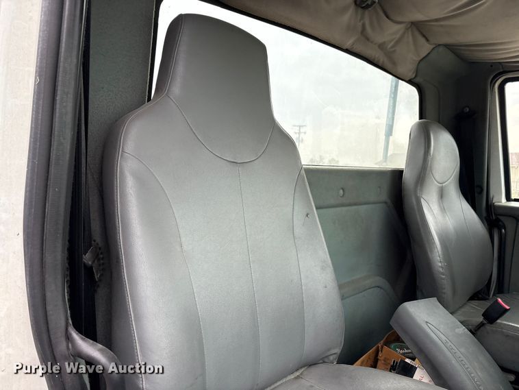 image for item DT2246 2005 International  8600 semi truck