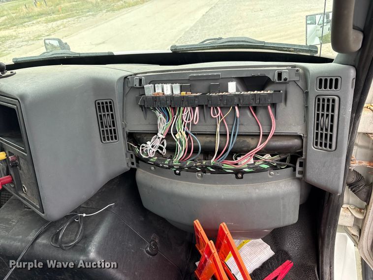 image for item DT2246 2005 International  8600 semi truck