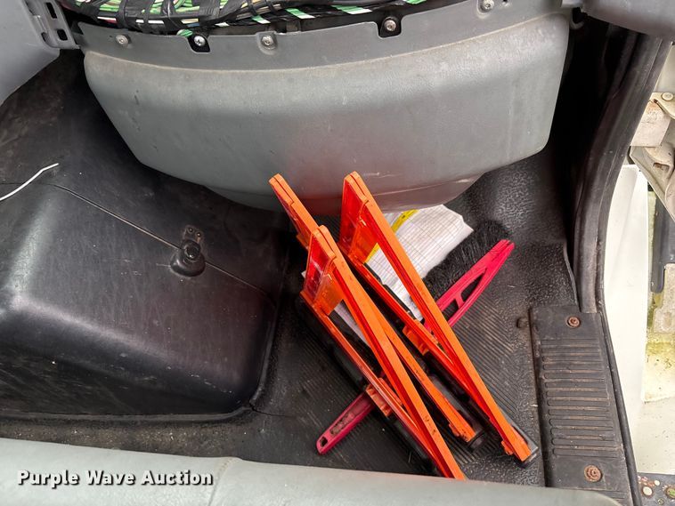 image for item DT2246 2005 International  8600 semi truck