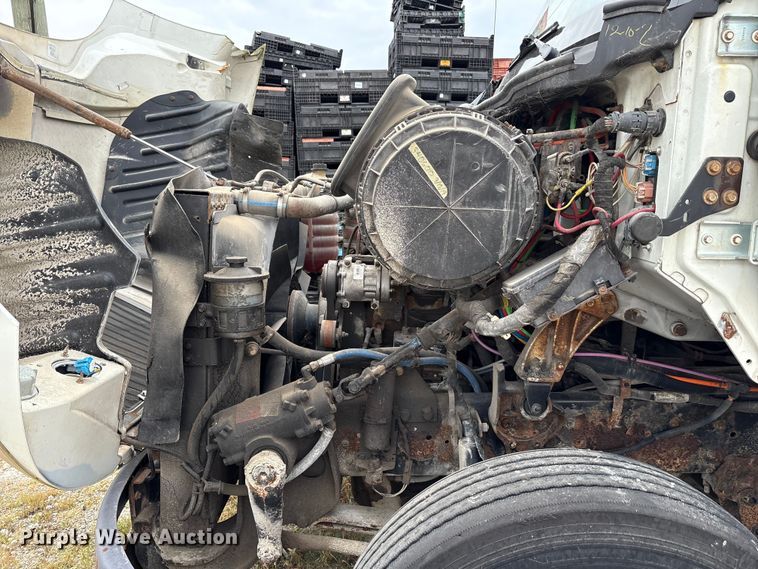 image for item DT2246 2005 International  8600 semi truck