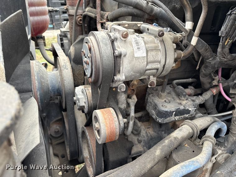 image for item DT2246 2005 International  8600 semi truck