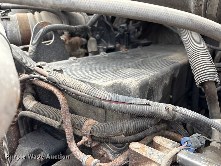 image for item DT2246 2005 International  8600 semi truck