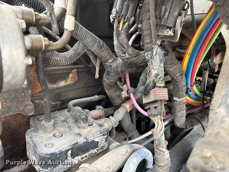 image for item DT2246 2005 International  8600 semi truck