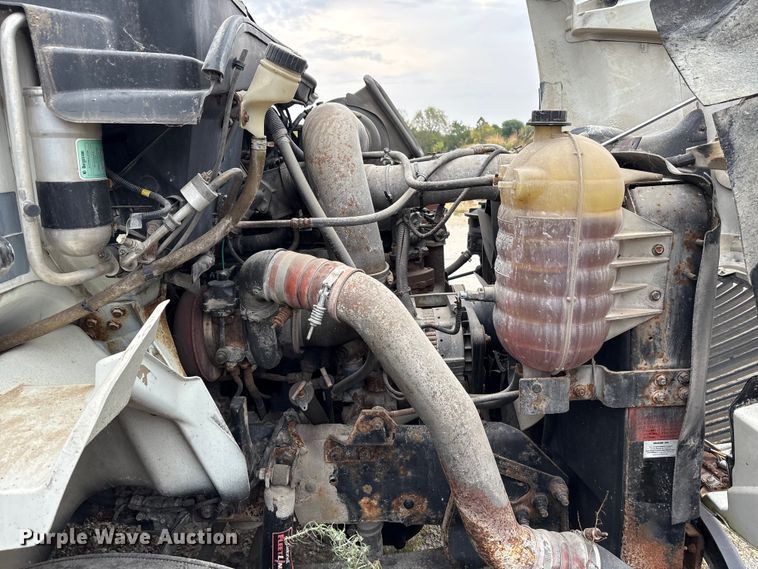 image for item DT2246 2005 International  8600 semi truck