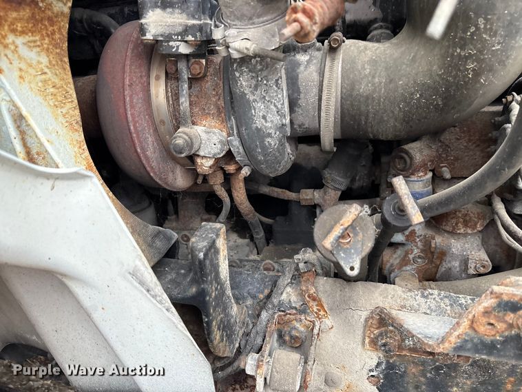 image for item DT2246 2005 International  8600 semi truck