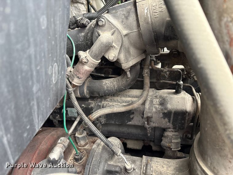 image for item DT2246 2005 International  8600 semi truck