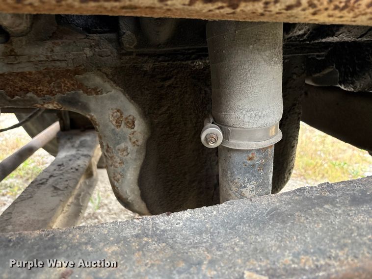 image for item DT2246 2005 International  8600 semi truck