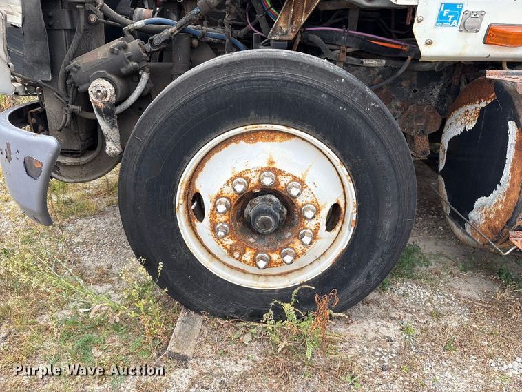 image for item DT2246 2005 International  8600 semi truck