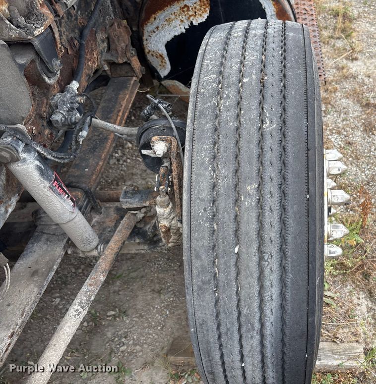 image for item DT2246 2005 International  8600 semi truck