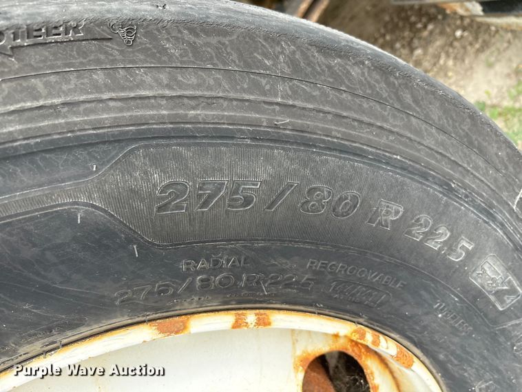 image for item DT2246 2005 International  8600 semi truck