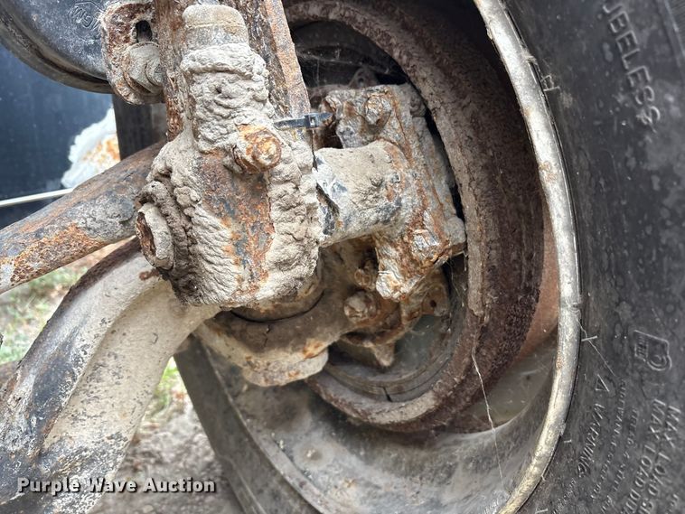 image for item DT2246 2005 International  8600 semi truck