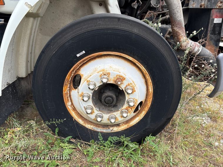 image for item DT2246 2005 International  8600 semi truck