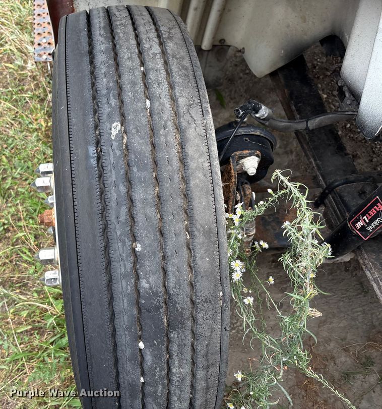 image for item DT2246 2005 International  8600 semi truck